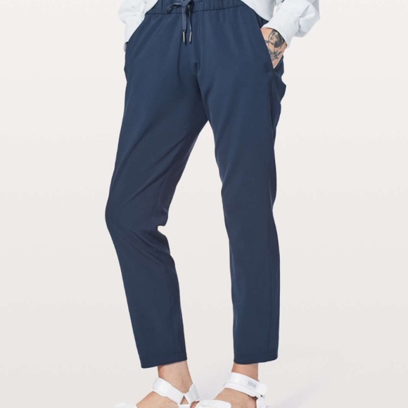 Lululemon On The Fly Pant *Woven 28" - Sz 4 - Picture 4 of 7